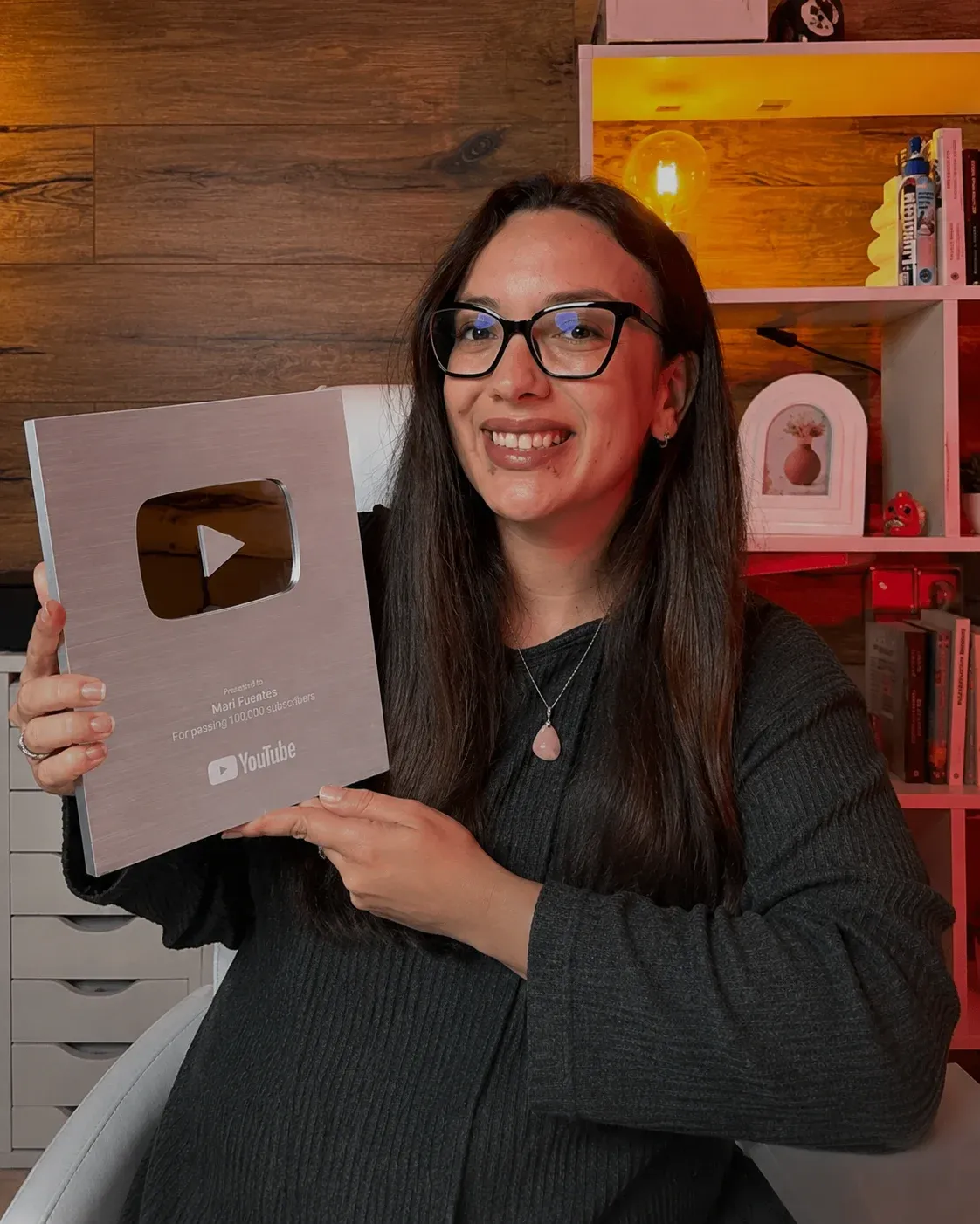 Foto de Mari Fuentes com a Placa do YouTube